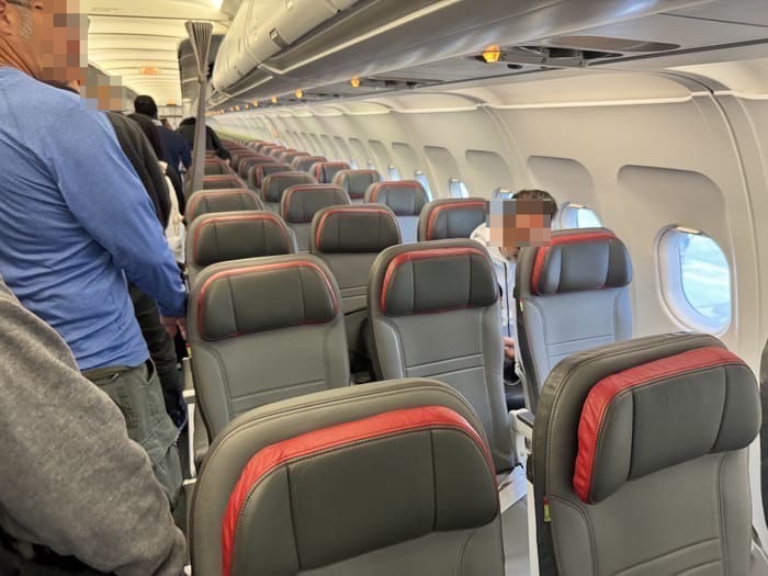 飛行機内の座席と乗客