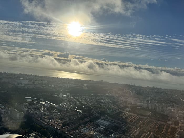 飛行機から見た太陽と街並み